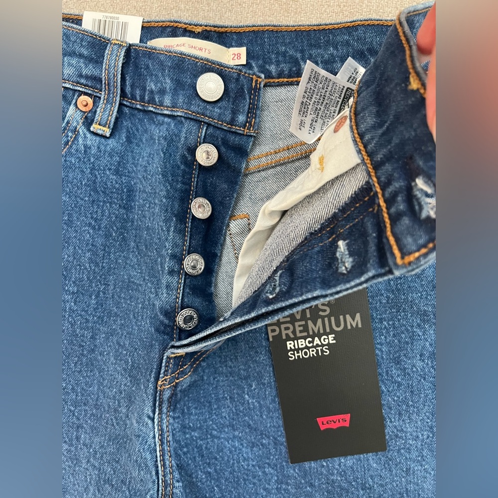 NWT Levi’s Ribcage Shorts - Picture 6 of 12